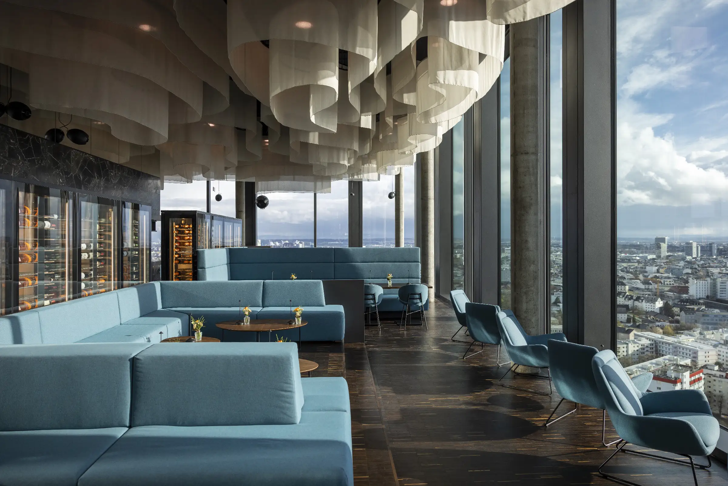 Moderne Lounge im Q27 Restaurant mit Blick auf die Stadt und stilvollen Möbeln.