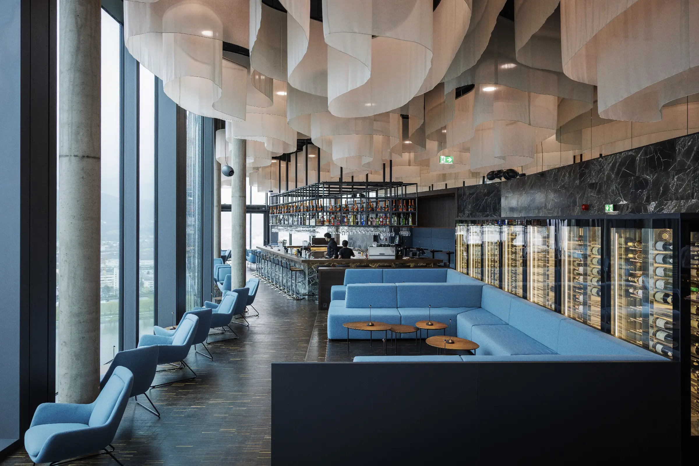 Moderne Lounge im Q27 Restaurant mit stilvollen Sitzgelegenheiten und Barbereich